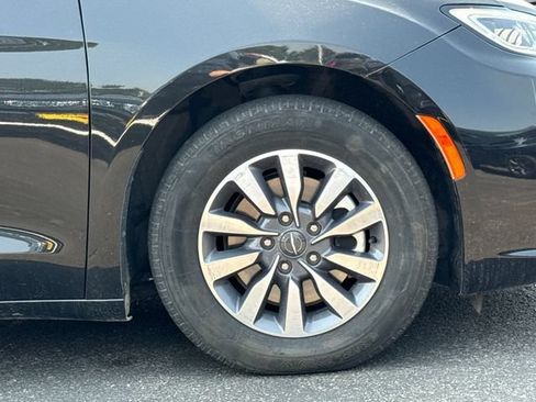 Used 2023 Chrysler Pacifica Touring-L FWD image 7