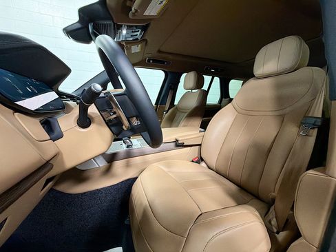 Used 2025 Land Rover Range Rover SE image 5