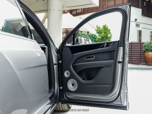 Used 2024 Bentley Bentayga Extended Wheelbase AWD/4WD image 43