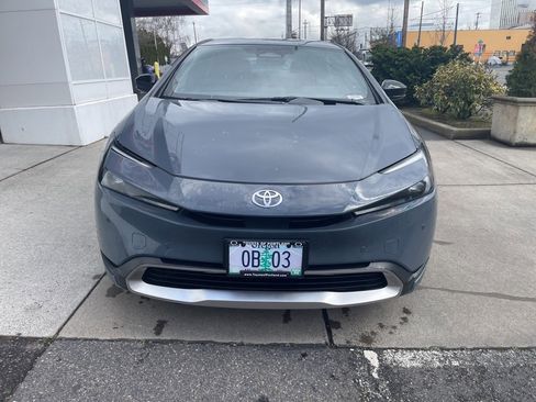 Used 2025 Toyota Prius Plug-In Hybrid image 3