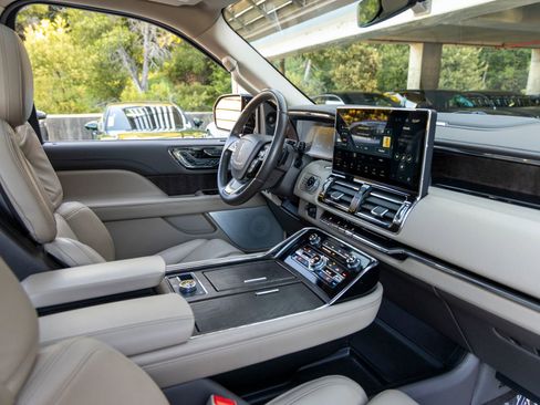 Used 2023 Lincoln Navigator Reserve AWD/4WD image 59