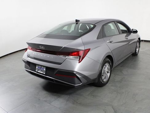 Certified 2025 Hyundai Elantra SE FWD image 4