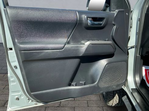 Used 2020 Toyota Tacoma TRD Sport image 10