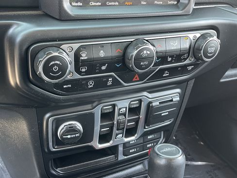 Used 2020 Jeep Gladiator Overland AWD/4WD image 25