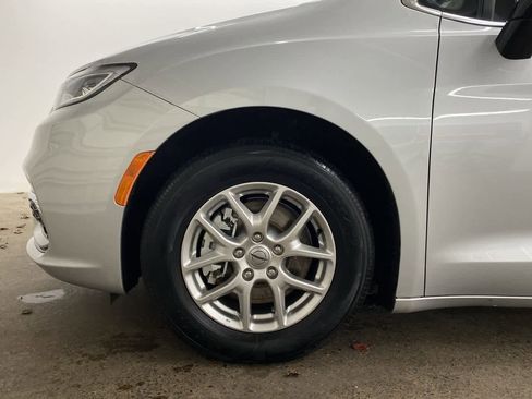 Used 2024 Chrysler Pacifica Touring-L image 11