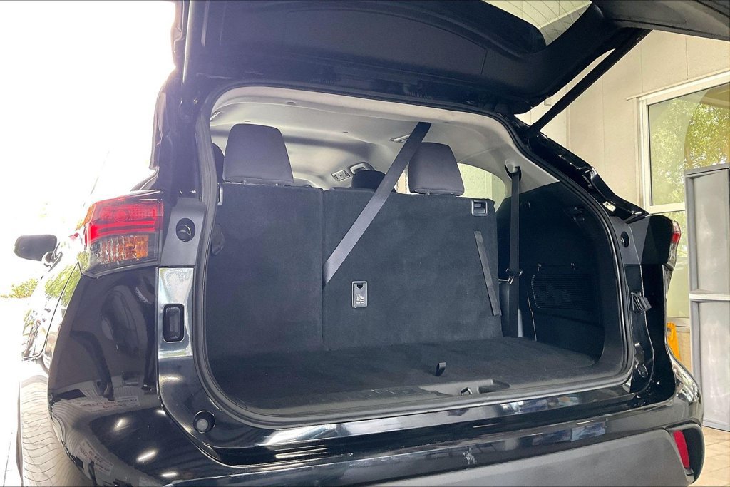 Used 2025 Toyota Highlander LE FWD image 19