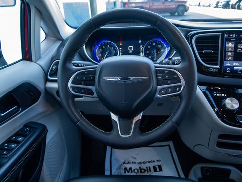 Used 2024 Chrysler Pacifica Touring-L FWD image 24