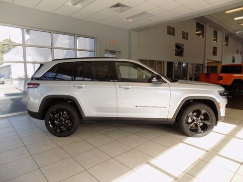 Certified 2023 Jeep Grand Cherokee Limited w/ Black Appearance Package image 9