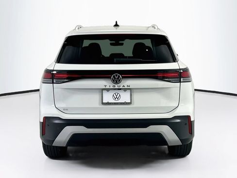 Used 2025 Volkswagen Tiguan SE FWD image 6
