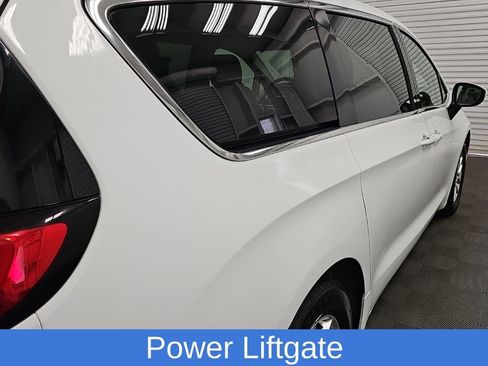 Used 2023 Chrysler Pacifica Touring-L FWD image 10