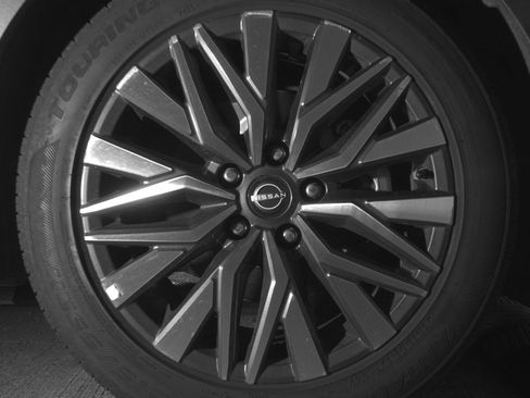 Used 2025 Nissan Altima 2.5 SV FWD image 13