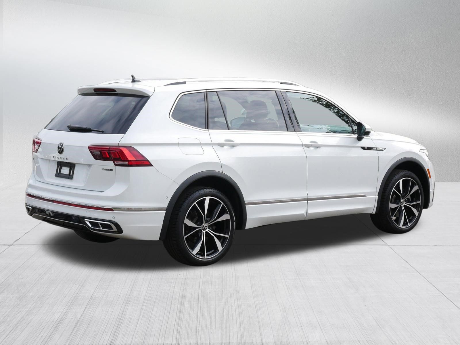 Used 2024 Volkswagen Tiguan SEL R-Line AWD/4WD image 7