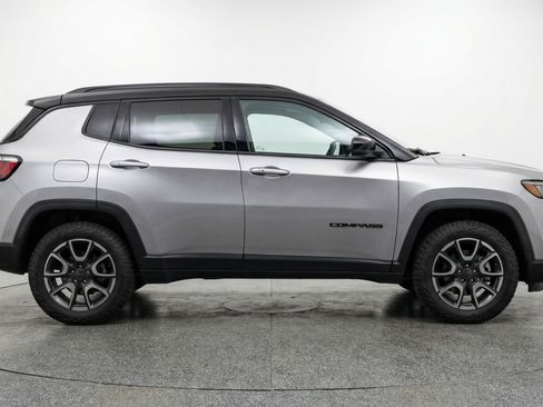 Used 2025 Jeep Compass Trailhawk image 11