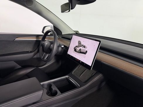 Used 2025 Tesla Model Y Long Range RWD image 32