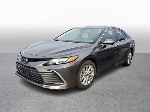 Used 2022 Toyota Camry LE image 1