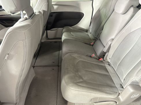 Used 2017 Chrysler Pacifica LX FWD image 23