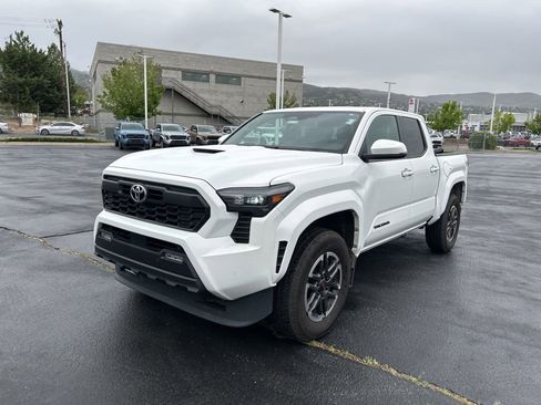 Used 2024 Toyota Tacoma TRD Sport w/ TRD Sport Upgrade Package AWD/4WD image 9