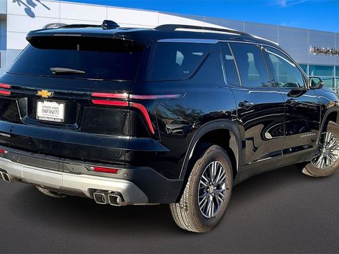 Used 2025 Chevrolet Traverse LT image 2