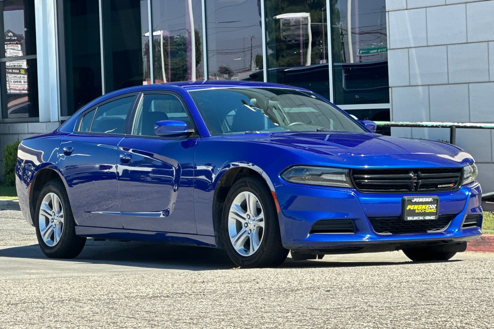 Used 2019 Dodge Charger SXT RWD image 2