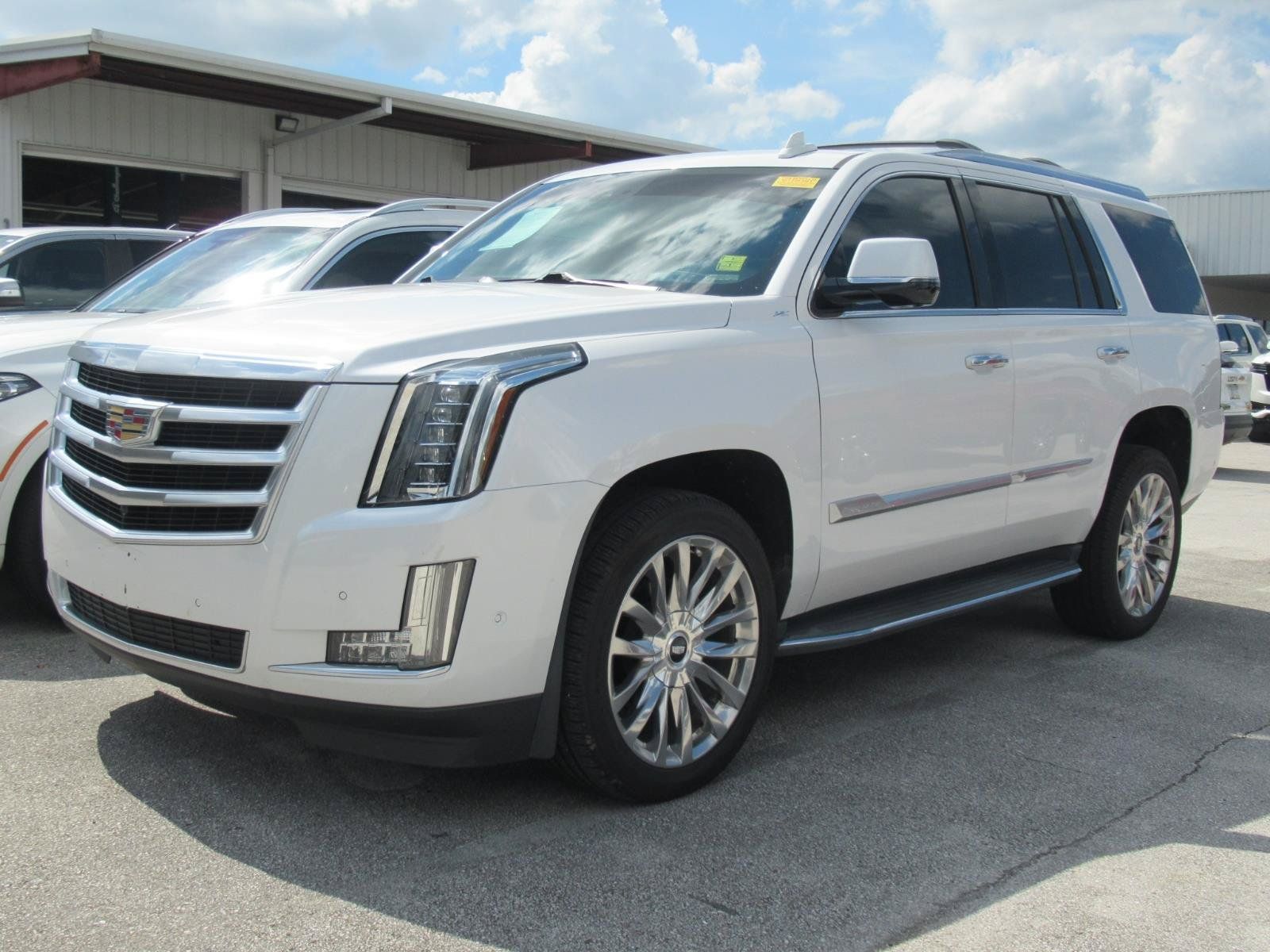 Used 2019 Cadillac Escalade Luxury RWD image 2