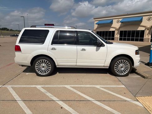 Used 2017 Lincoln Navigator Select RWD image 8
