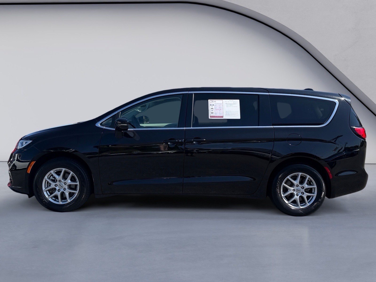 Used 2024 Chrysler Pacifica Touring-L FWD image 2