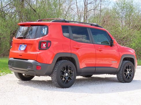 Used 2019 Jeep Renegade Latitude AWD/4WD image 3