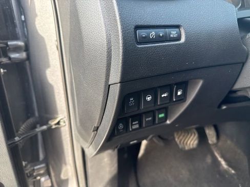 Used 2019 Nissan Rogue SV w/ Sun & Sound Touring Package AWD/4WD image 19