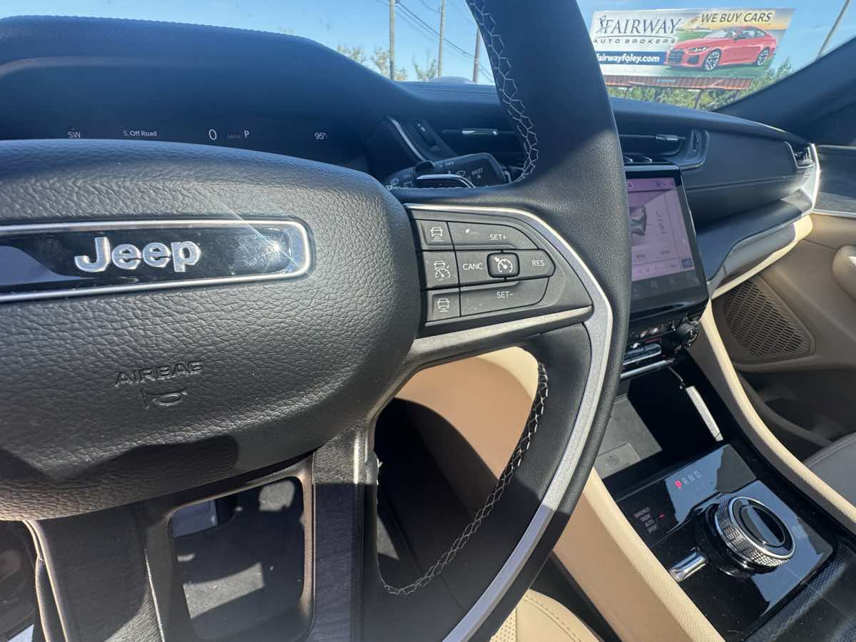 Used 2025 Jeep Grand Cherokee Limited w/ Luxury Tech Group II AWD/4WD image 17