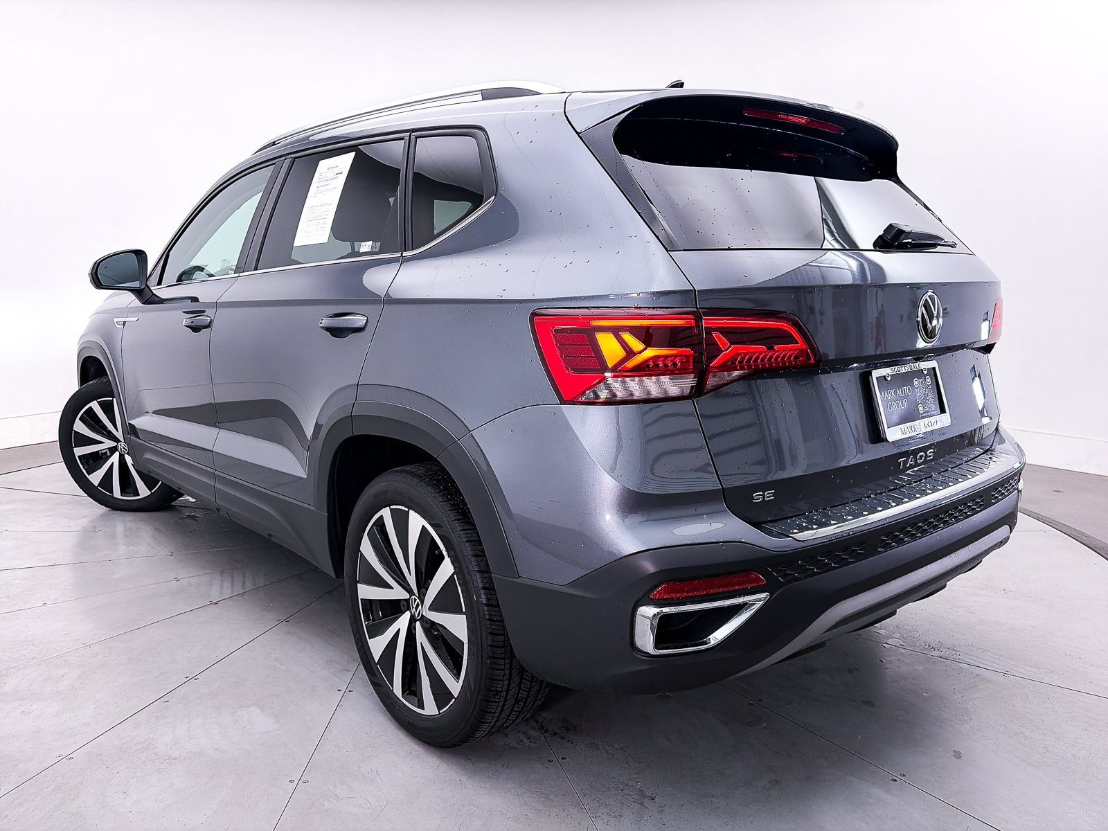 Used 2022 Volkswagen Taos SE FWD image 2