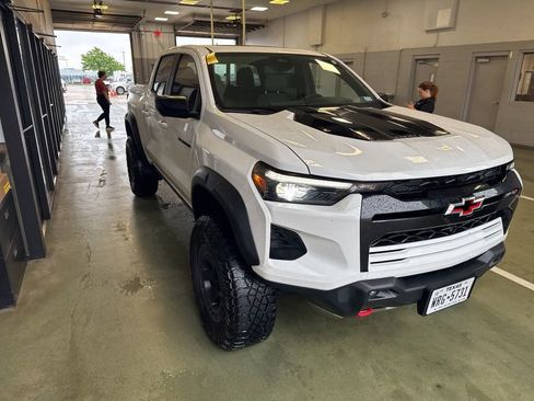 Used 2024 Chevrolet Colorado ZR2 w/ Technology Package AWD/4WD image 12