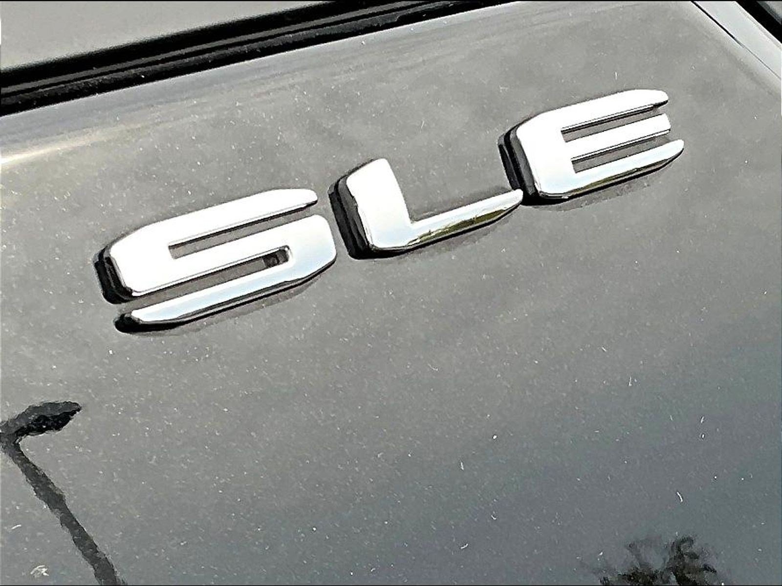Used 2024 GMC Terrain SLE w/ Driver Convenience Package FWD image 24