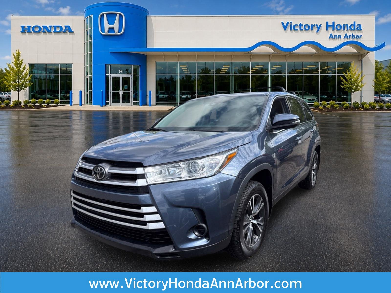 Used 2019 Toyota Highlander LE AWD/4WD image 1