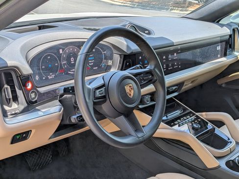 Certified 2025 Porsche Cayenne Coupe AWD/4WD image 4