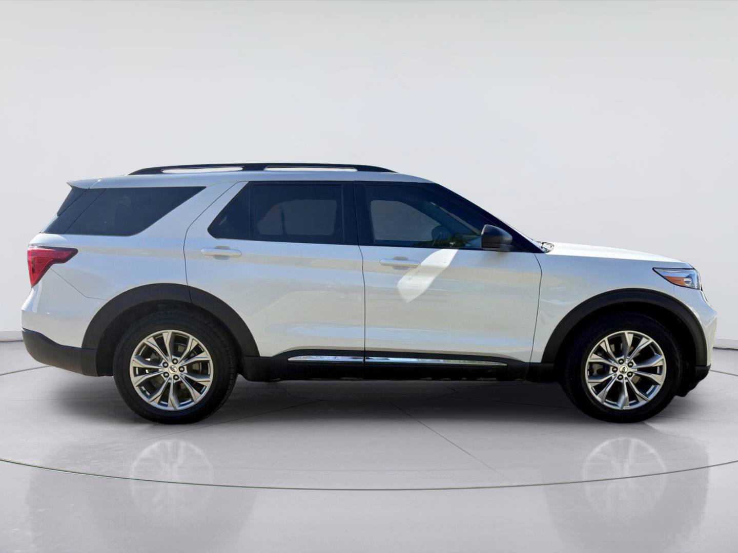 Used 2022 Ford Explorer XLT w/ Equipment Group 202A RWD image 3