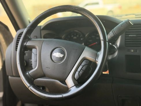 Used 2011 Chevrolet Silverado 2500 LT w/ Interior Plus Package RWD image 31