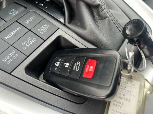 Used 2025 Toyota RAV4 XLE image 23