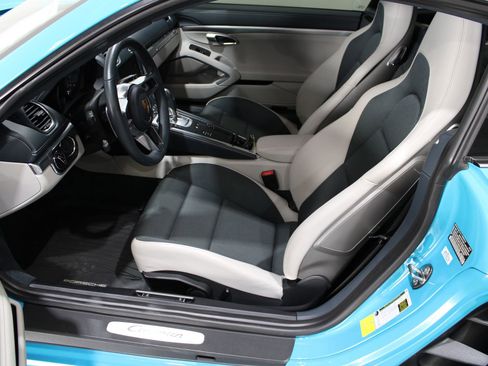 Used 2018 Porsche 718 Cayman Base image 19