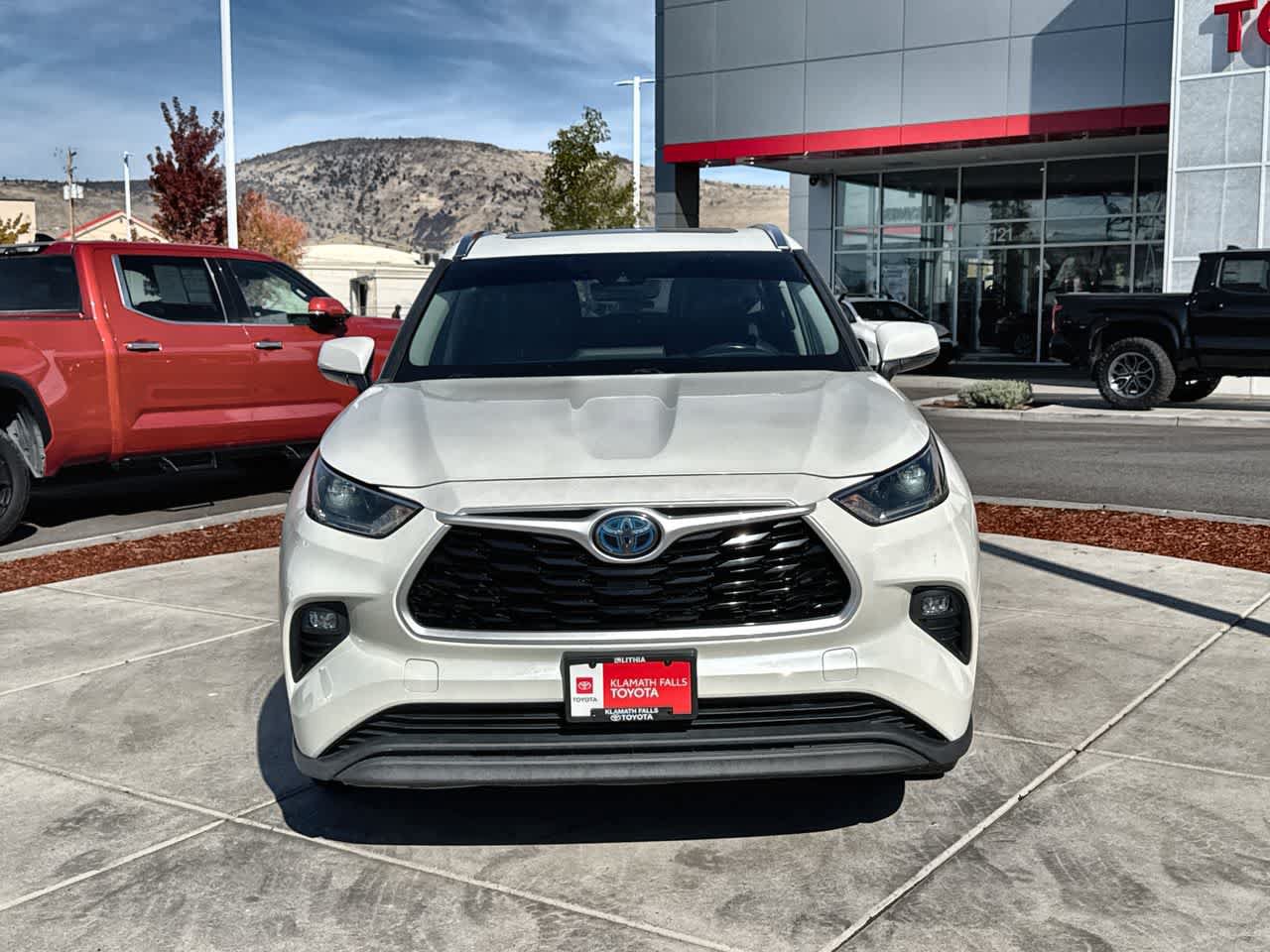 Used 2021 Toyota Highlander XLE AWD/4WD image 3
