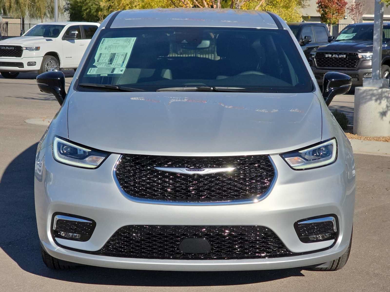 Used 2026 Chrysler Pacifica Select FWD image 3