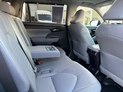 Used 2022 Toyota Highlander XLE AWD/4WD image 35
