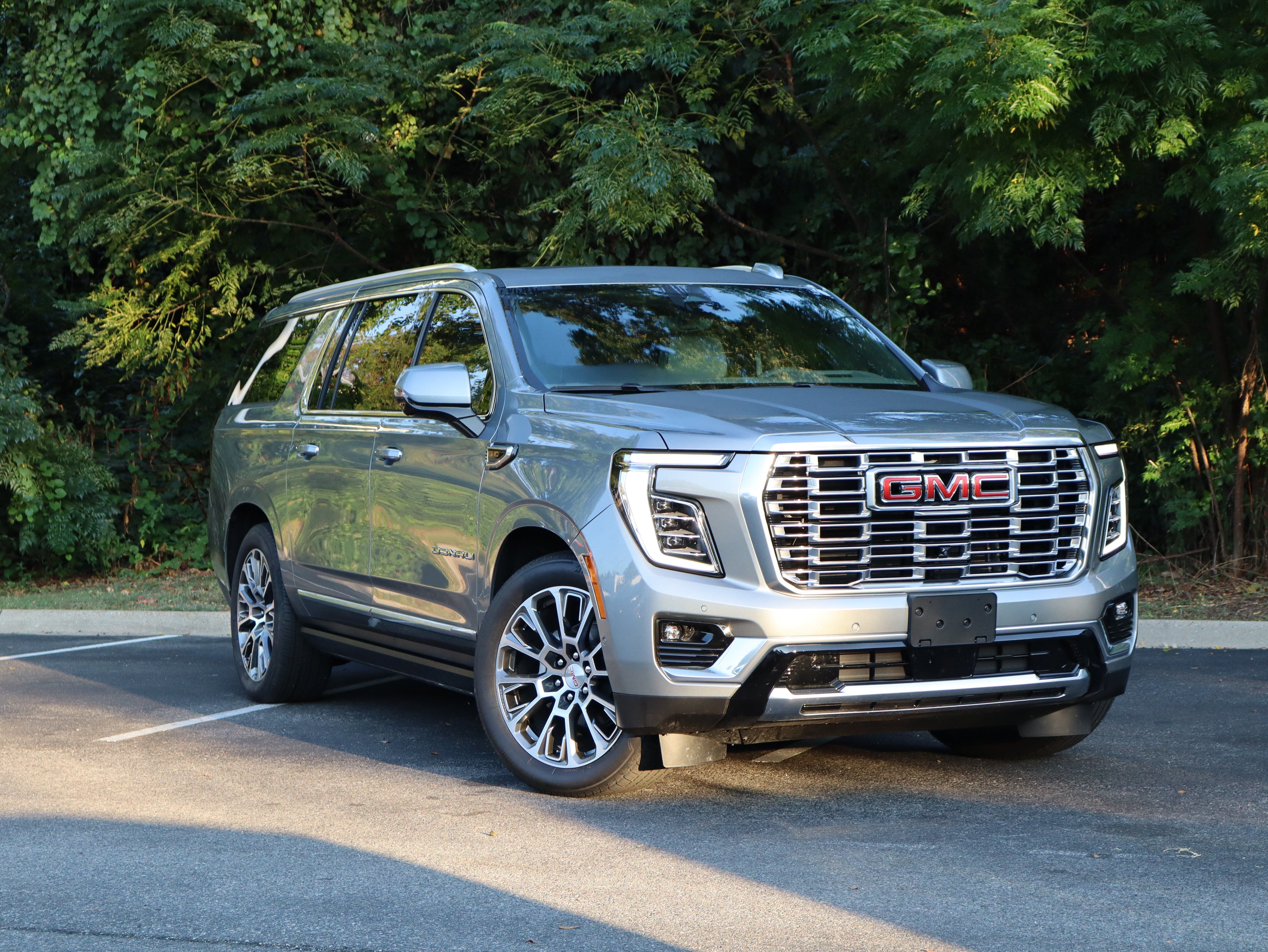 Used 2026 GMC Yukon XL Denali w/ Denali Reserve Package AWD/4WD image 2