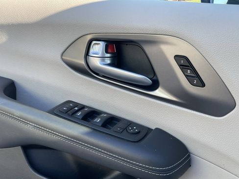 Used 2024 Chrysler Pacifica Touring-L image 16