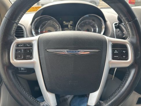 Used 2016 Chrysler Town & Country Touring image 18