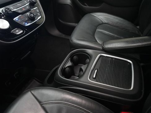 Used 2020 Chrysler Pacifica Touring-L Plus w/ S Appearance Package FWD image 18
