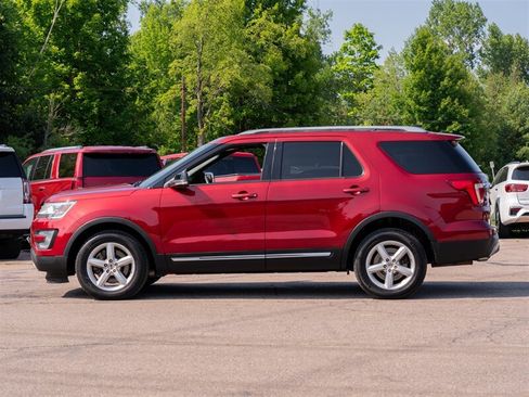 Used 2017 Ford Explorer XLT w/ Equipment Group 202A AWD/4WD image 8