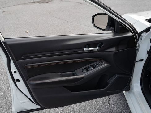 Used 2019 Nissan Altima 2.5 SR w/ SR Premium Package image 16