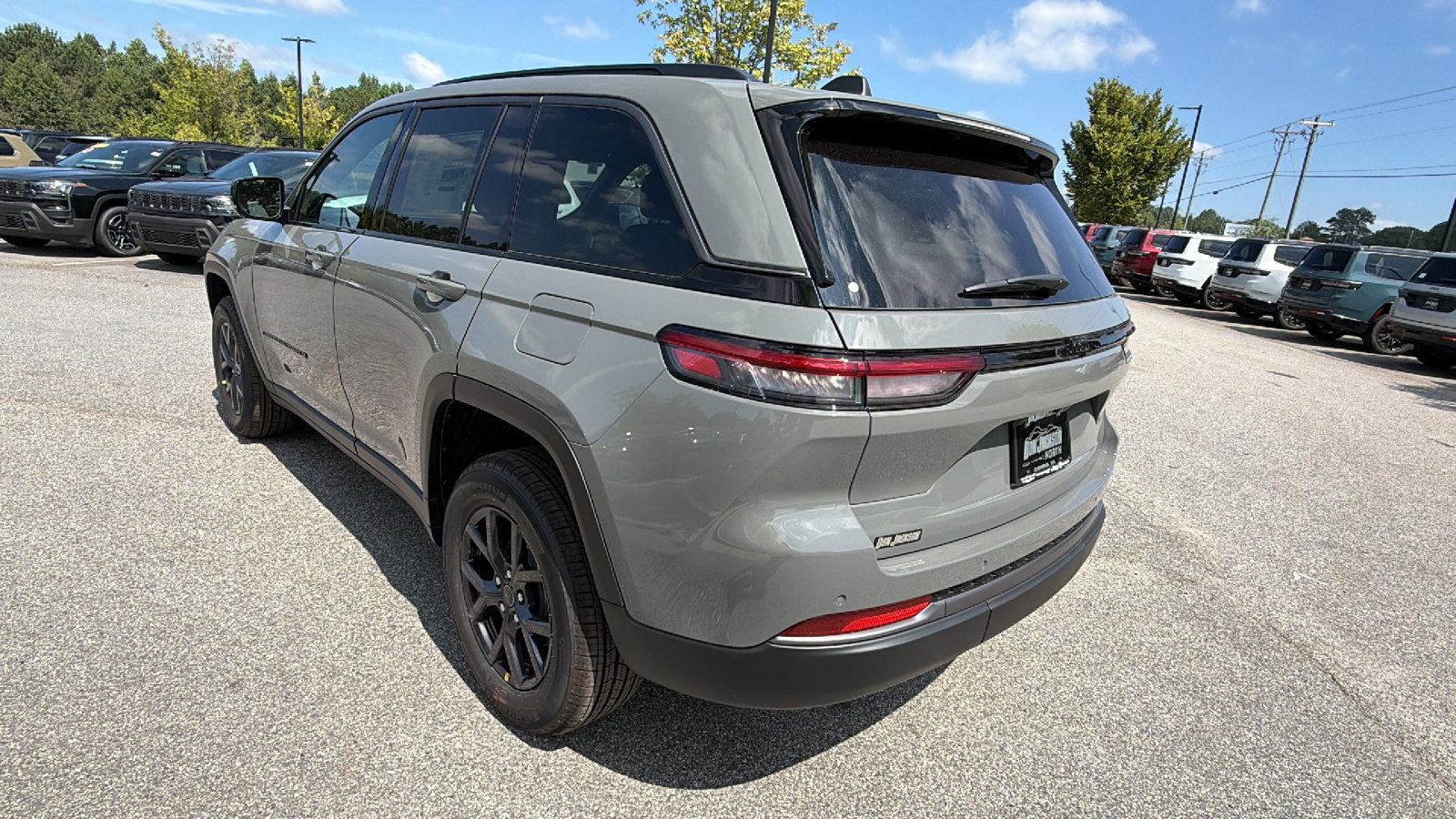 New 2027 Jeep Grand Cherokee Altitude RWD image 10