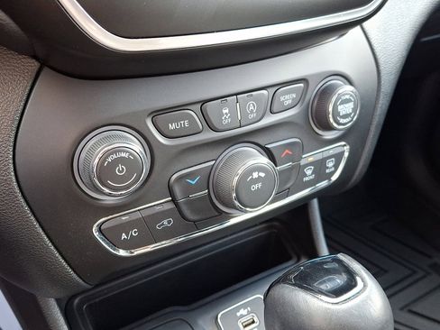 Used 2020 Jeep Cherokee Latitude Plus image 15