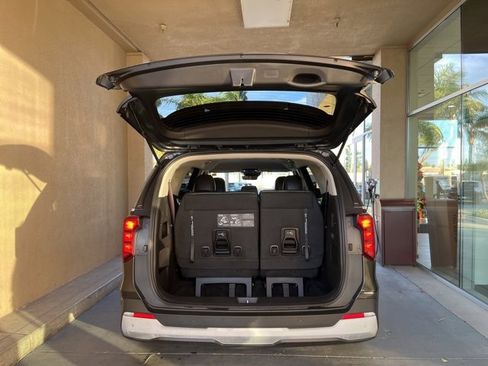 Used 2025 Kia Carnival image 23